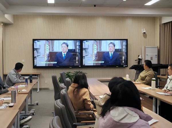 观看警示教育纪录片.jpg